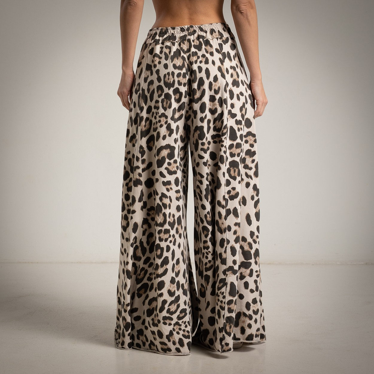 Back view of animal print wide leg pants made in Italy – MARIΓIOÚ