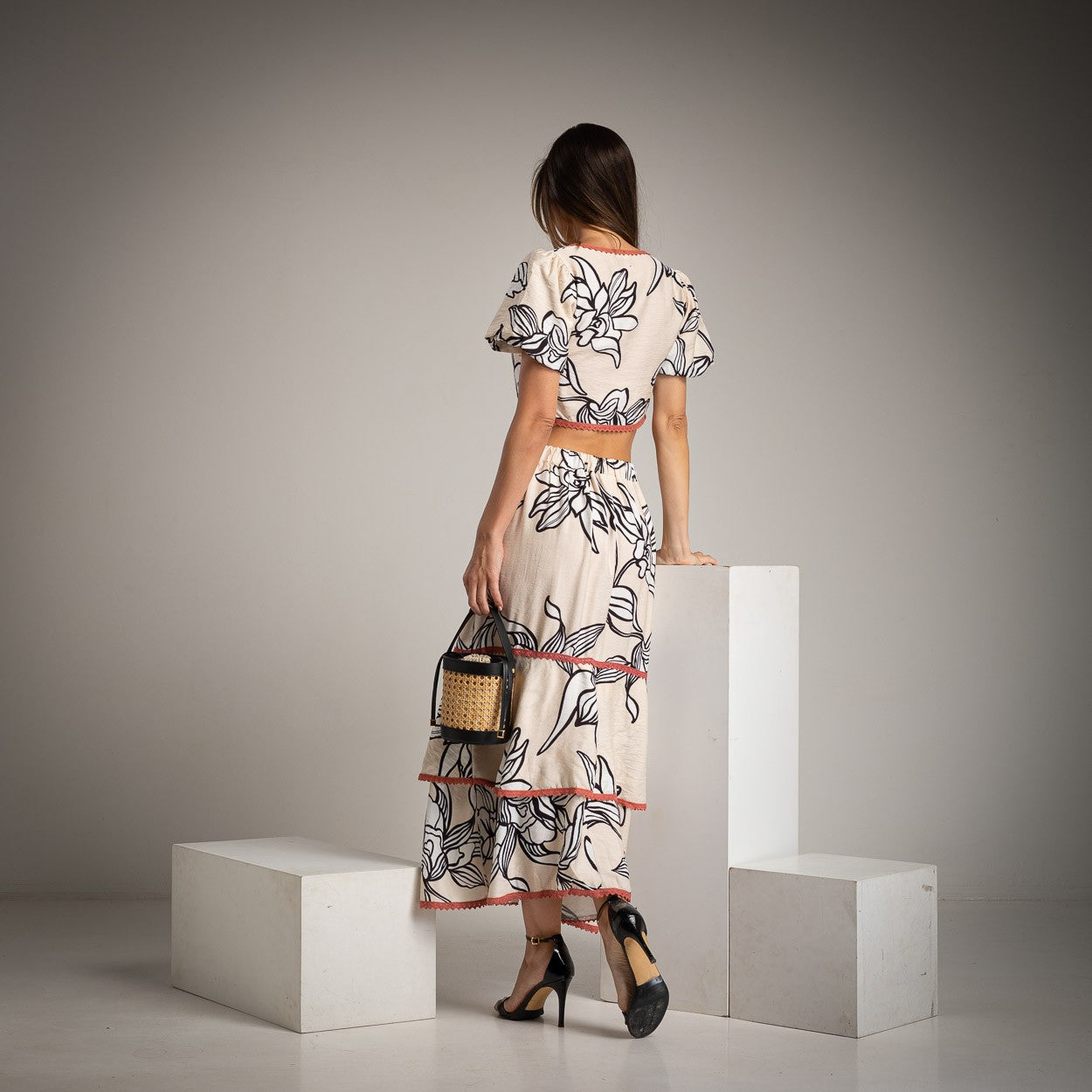 Back view of MARIΓIOÚ floral two-piece set in viscose with puff sleeve top and long skirt