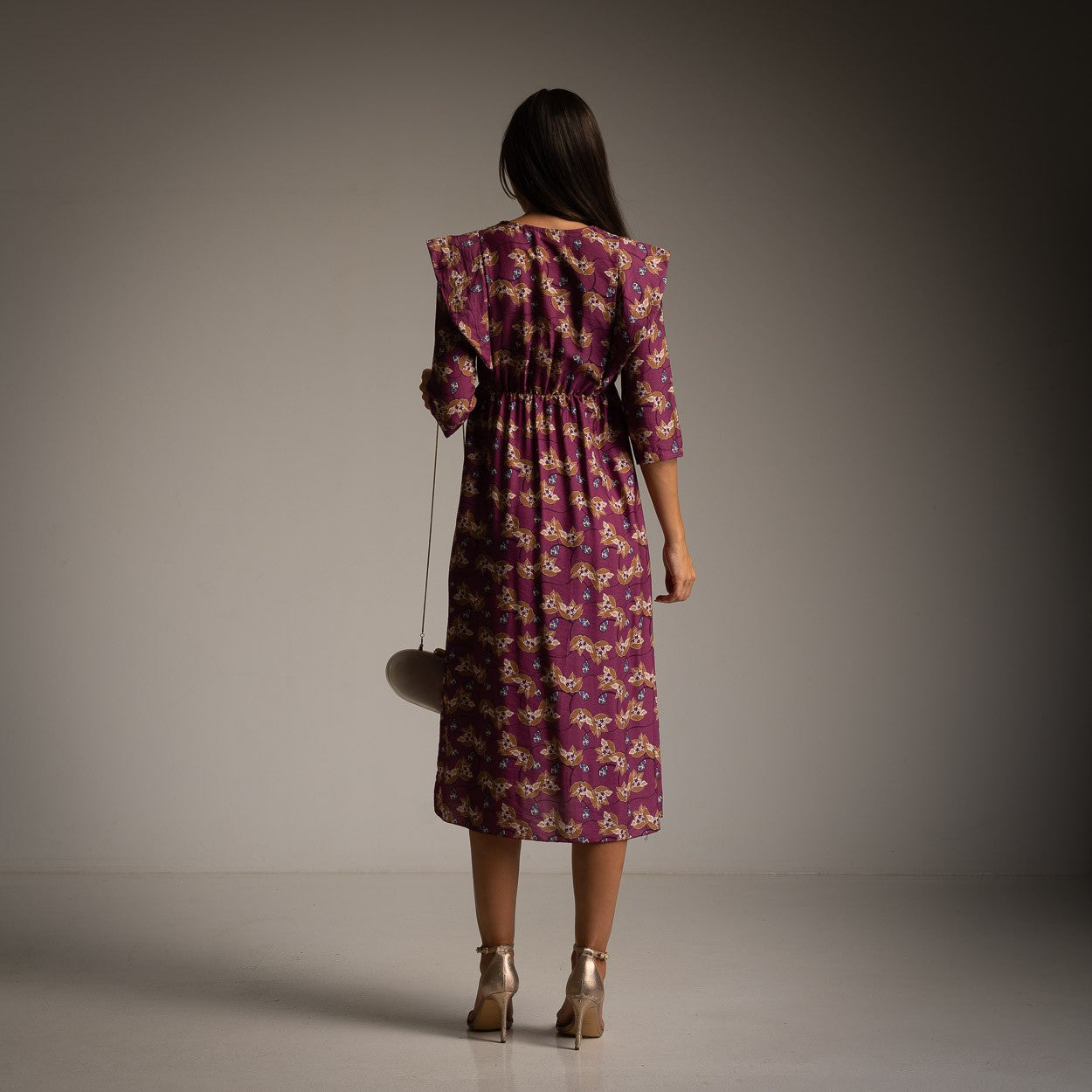 Back view of MARIΓIOÚ midi dress in magenta with golden floral pattern, made in Italy