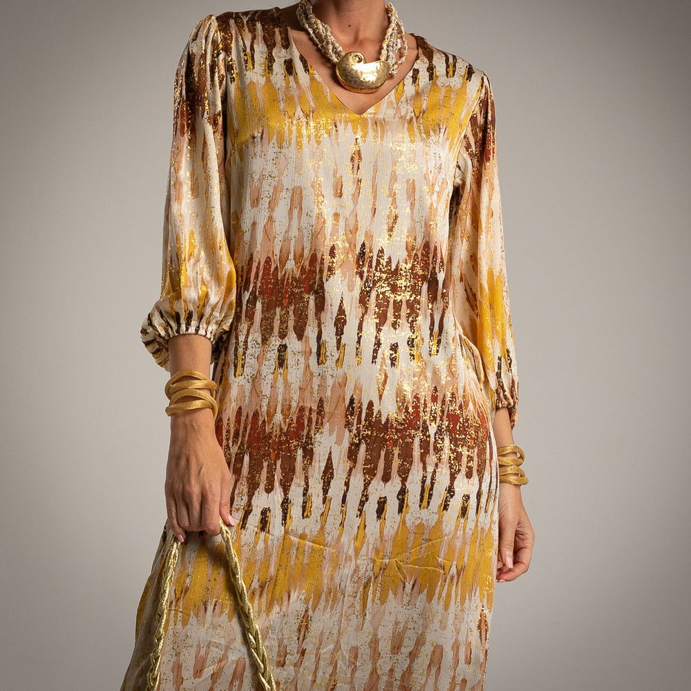 Close-up of oversized kaftan dress with golden brown print – MARIΓIOÚ