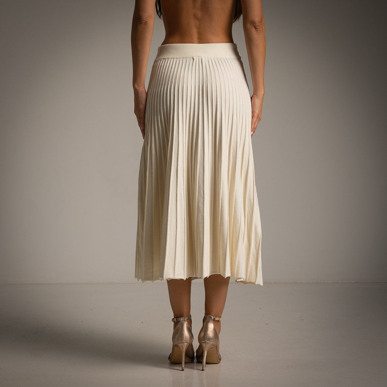 MARIΓIOÚ pleated knit midi skirt – back studio view