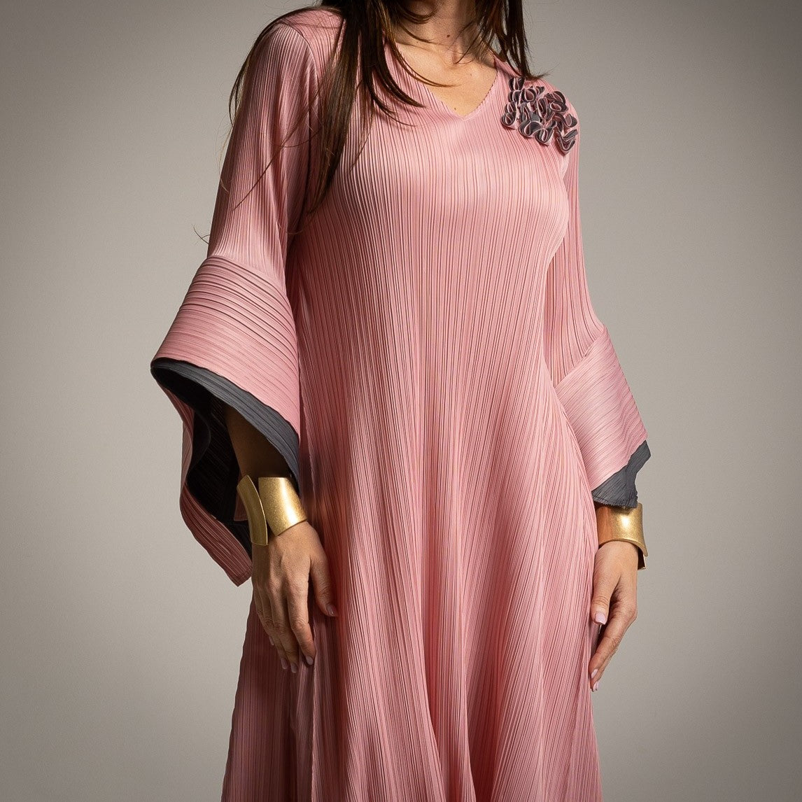 Elegant micropleated dress with V-neckline and sleeve detail