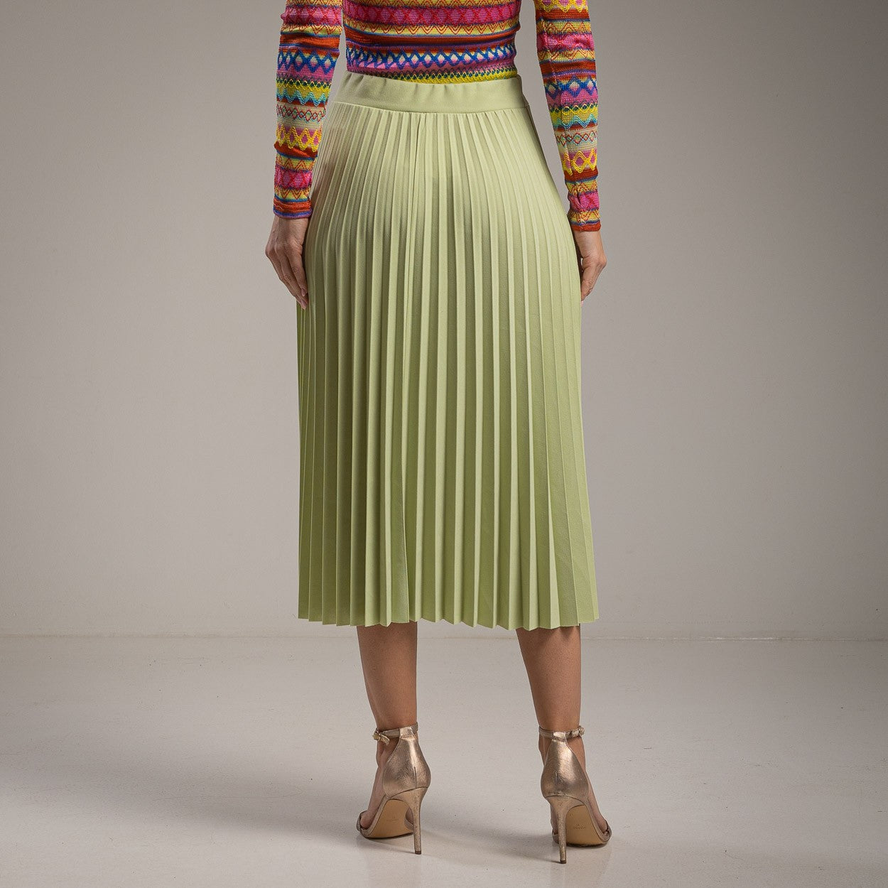 Mint pleated midi skirt back view – structured pleats and high waistband by MARIΓIOÚ