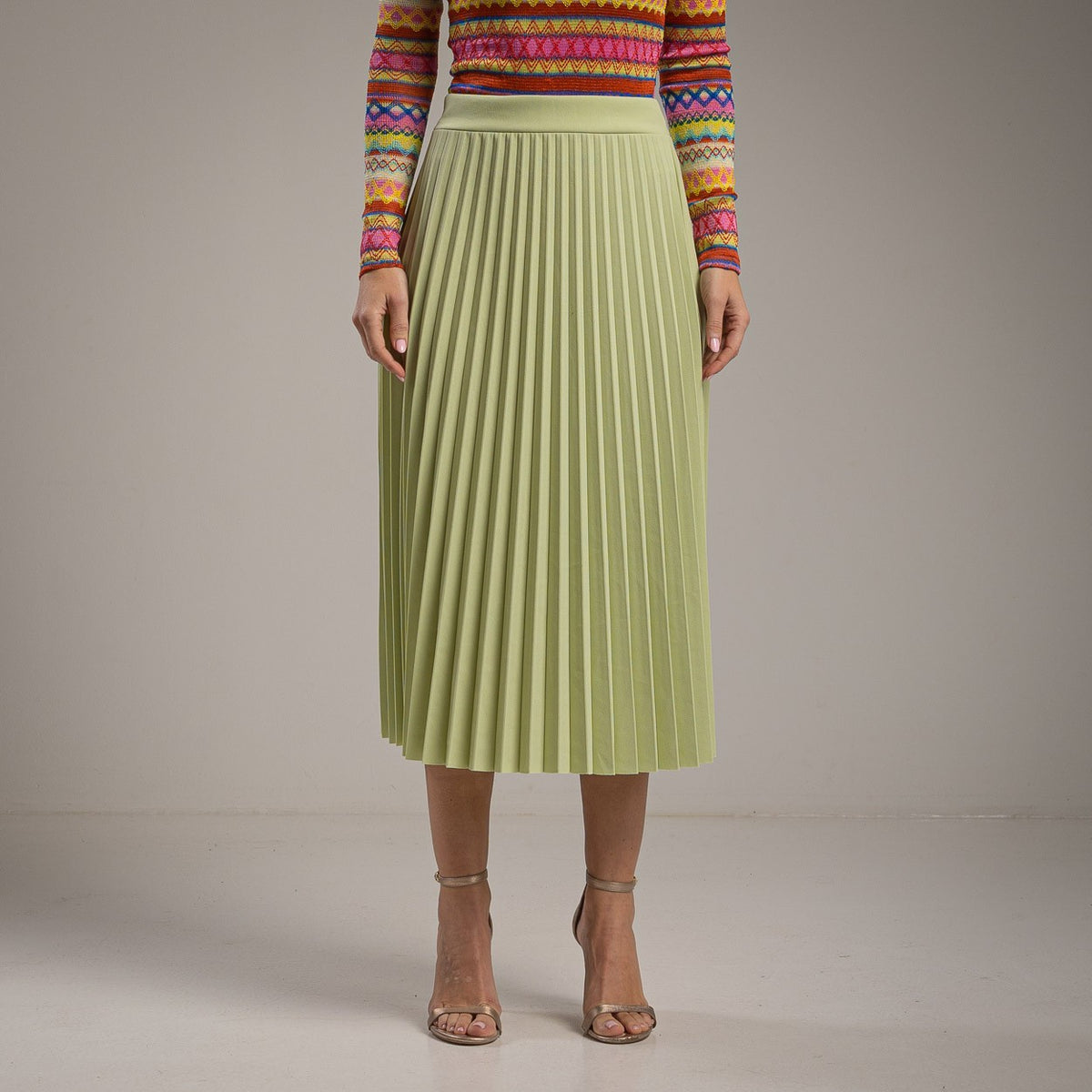 Mint pleated midi skirt front view – elegant high waisted One Size skirt by MARIΓIOÚ