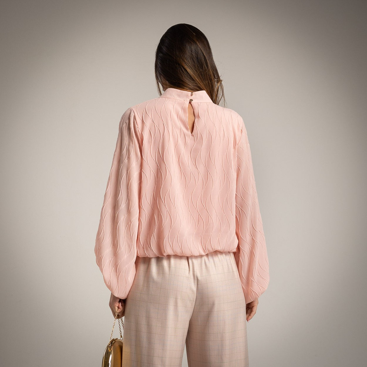 Back view of rose textured wave blouse with keyhole detail – MARIΓIOÚ