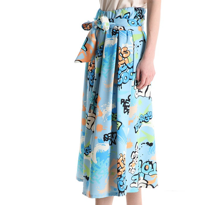 Blue midi skirt with graffiti print side view – structured silhouette with pockets