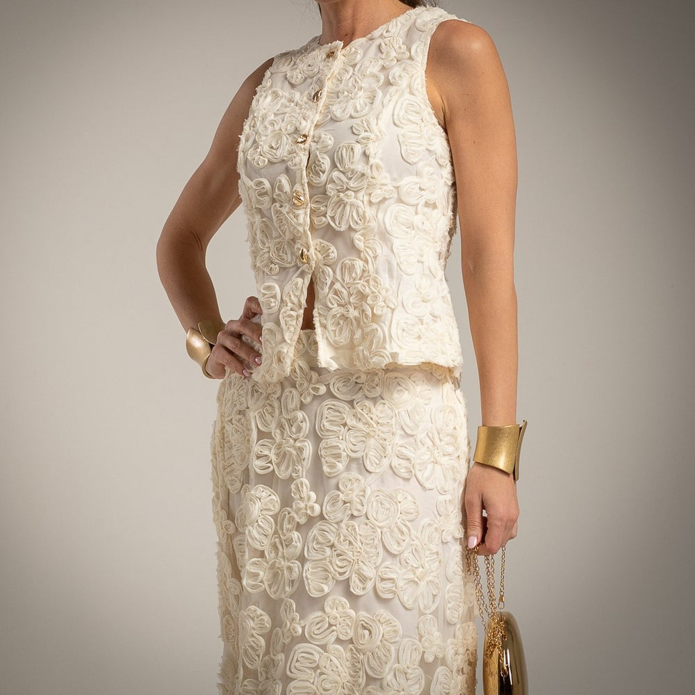 Detail view of three-dimensional floral appliqué fabric – MARIΓIOÚ