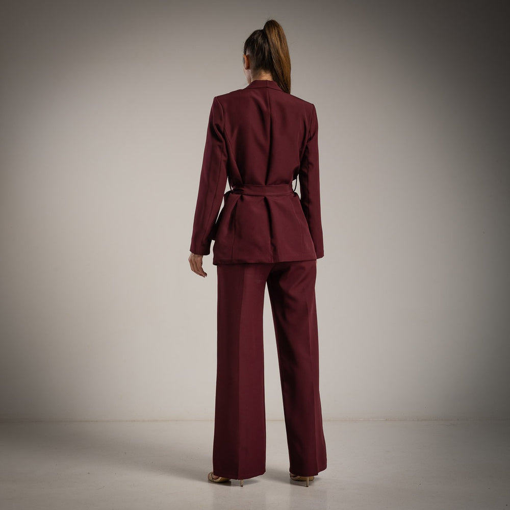 Back view of MARIΓIOÚ burgundy blazer and pants set – sophisticated women’s suit from the fall/winter collection.