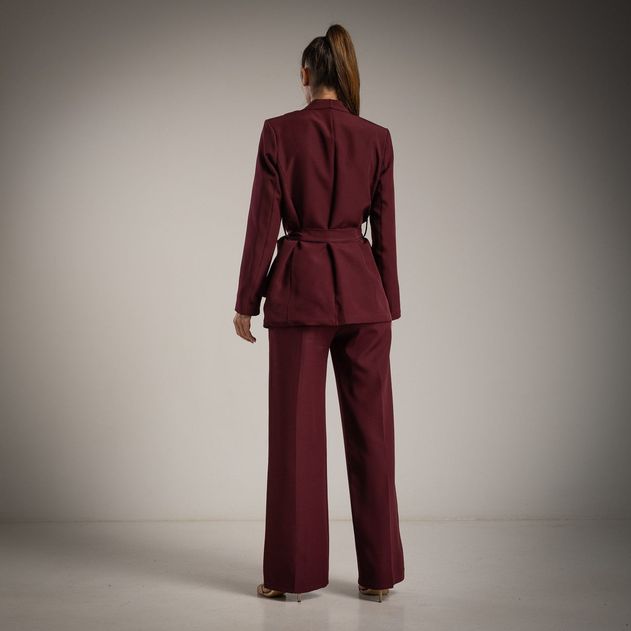 Back view of MARIΓIOÚ burgundy blazer and pants set – sophisticated women’s suit from the fall/winter collection.