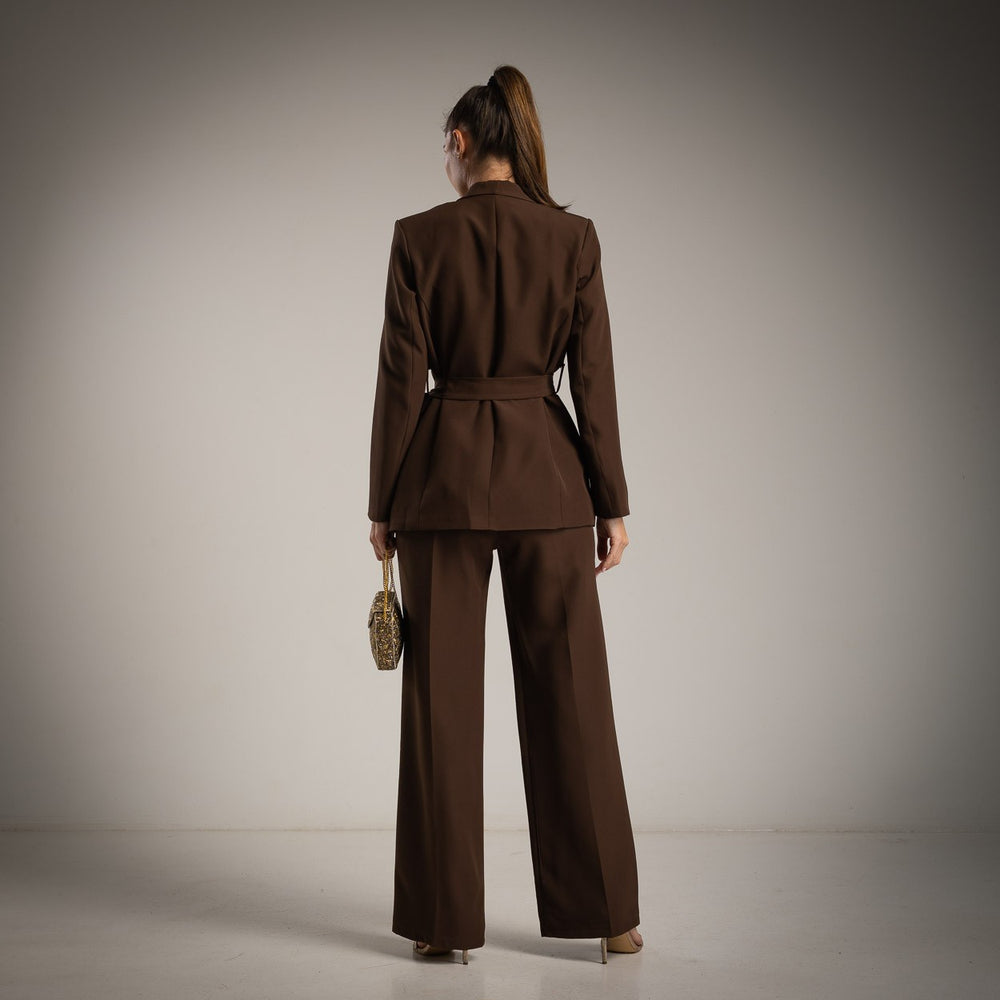 Model wearing MARIΓIOÚ brown blazer and wide-leg pants set – back view, fall/winter collection, made in Italy.