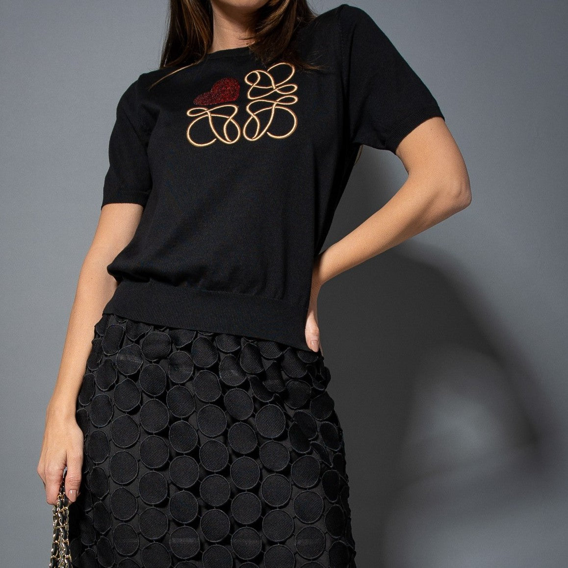 marigiou-embroidered-knit-shirt-heart-closeup