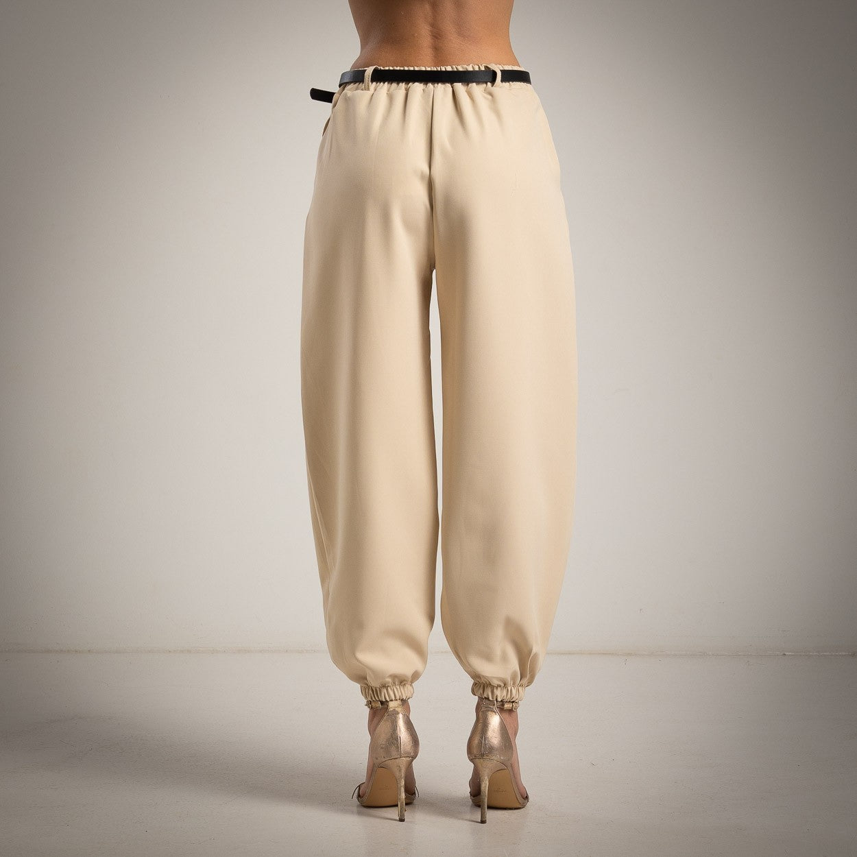 MARIΓIOÚ latte beige elegant one size pants back view