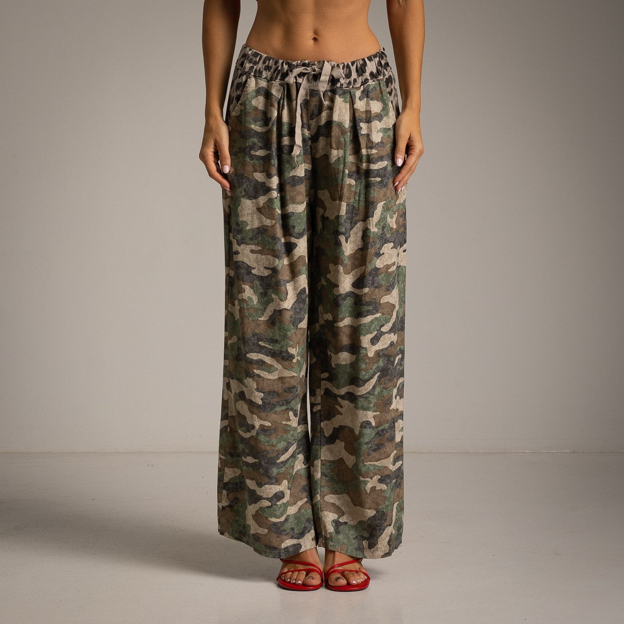 Mila camouflage wide-leg pants with elastic waistband and drawstring