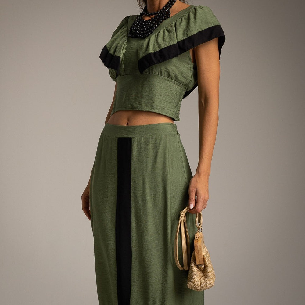 MARIΓIOÚ olive green elegant summer set detail with contrast accents and woven handbag
