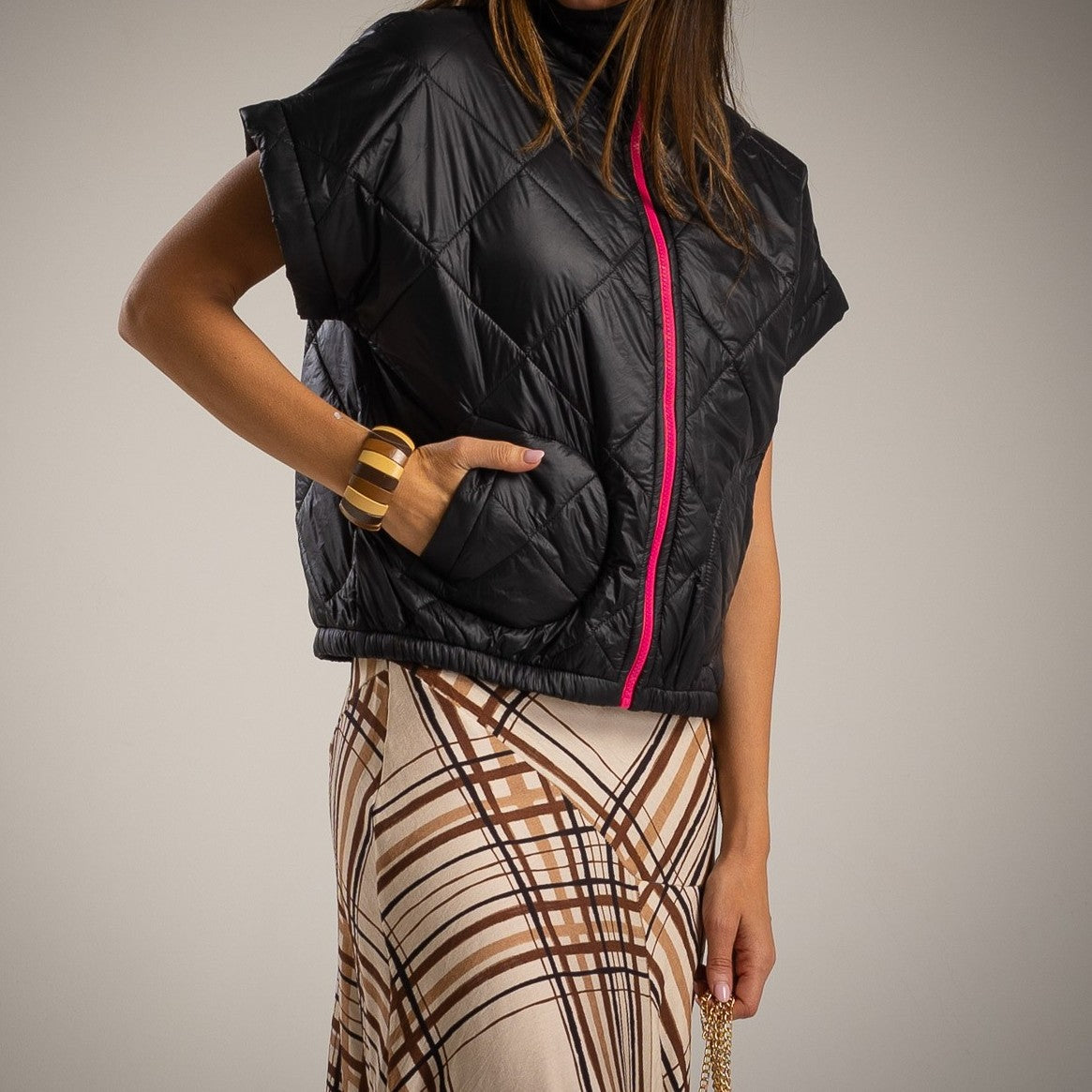 marigiou padded vest with neon zipper in black – close-up front