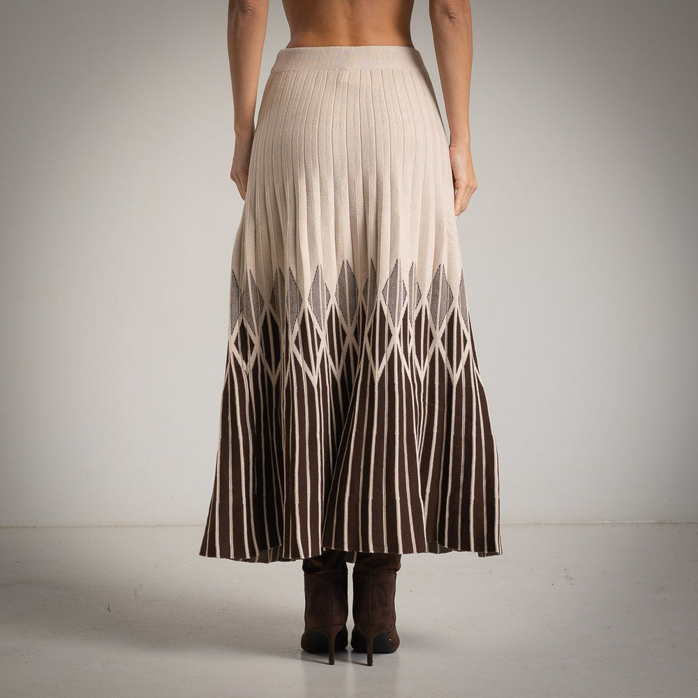 Beige pleated knit skirt with geometric pattern – back view