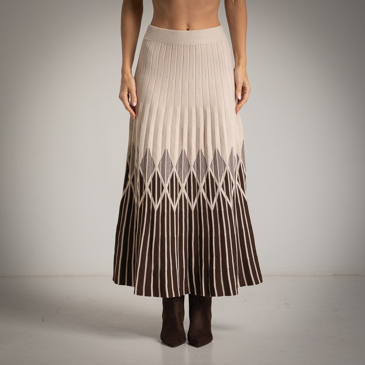 Beige pleated knit midi skirt – front view
