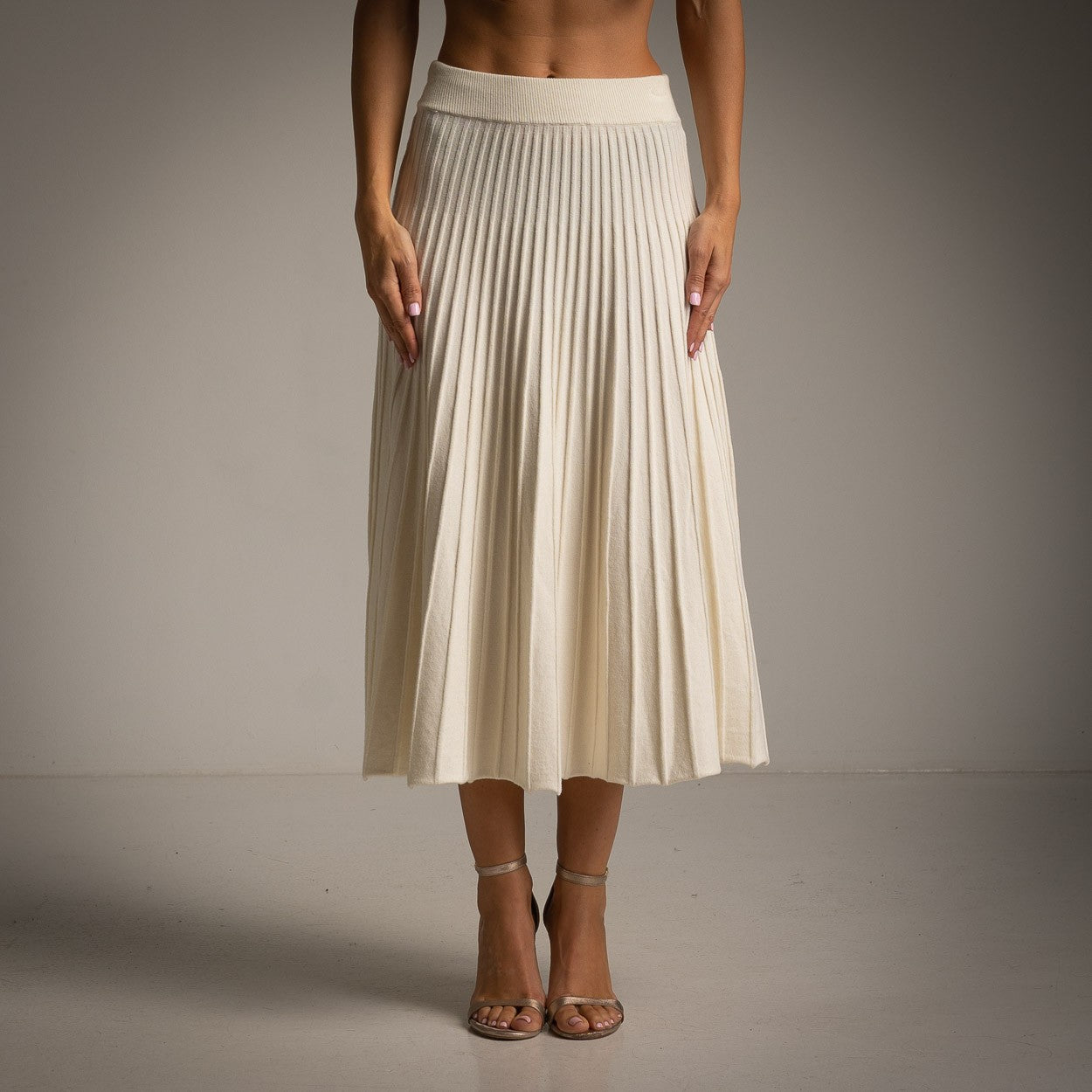 MARIΓIOÚ pleated knit midi skirt – front studio view