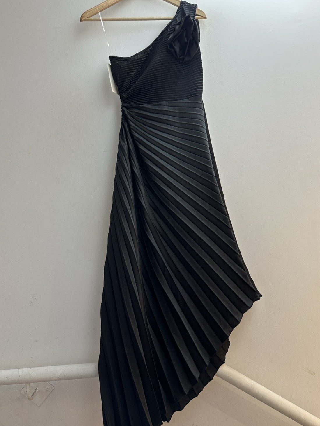 MARIΓIOÚ pleated one-shoulder midi dress in Classic Black