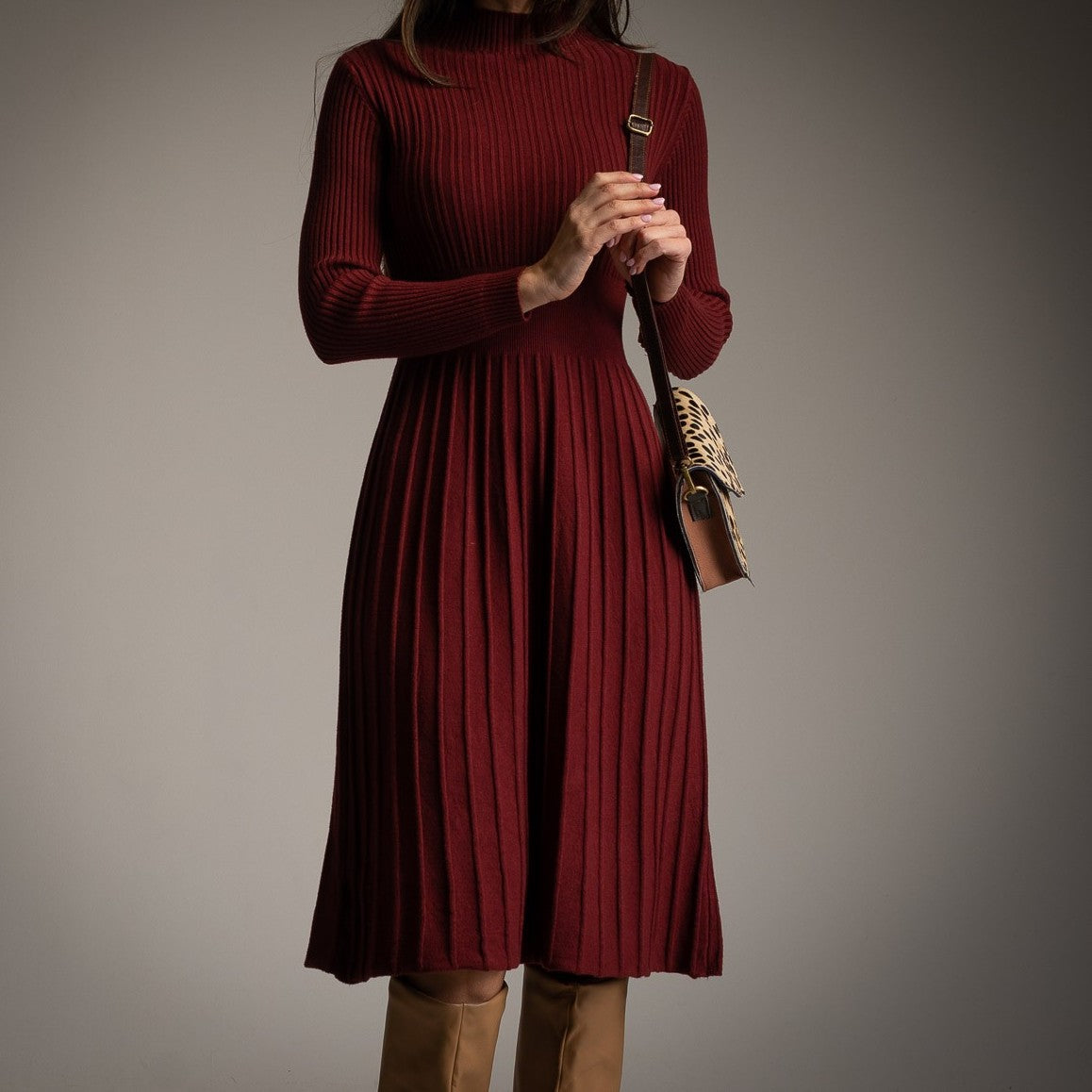 Bordeaux ribbed knit dress by MARIΓIOÚ, front detail
