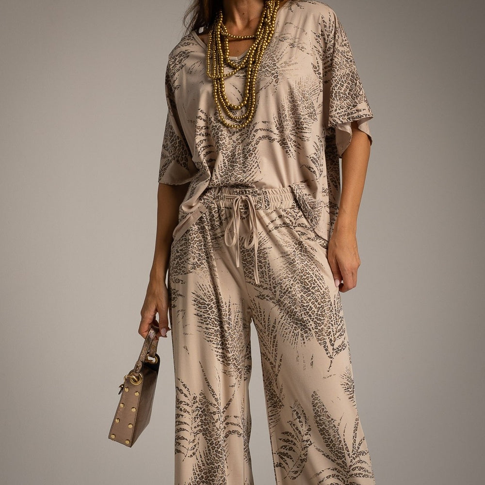 MARIΓIOÚ elegant beige matching set detail with botanical print and elastic waistband