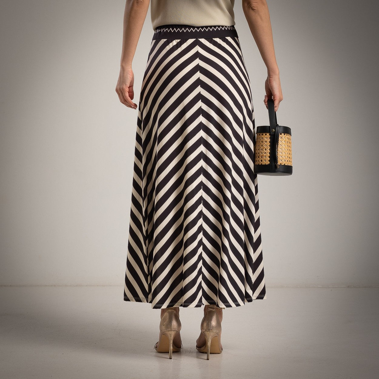 zig zag midi skirt back view high waist flowing sand black marigiou