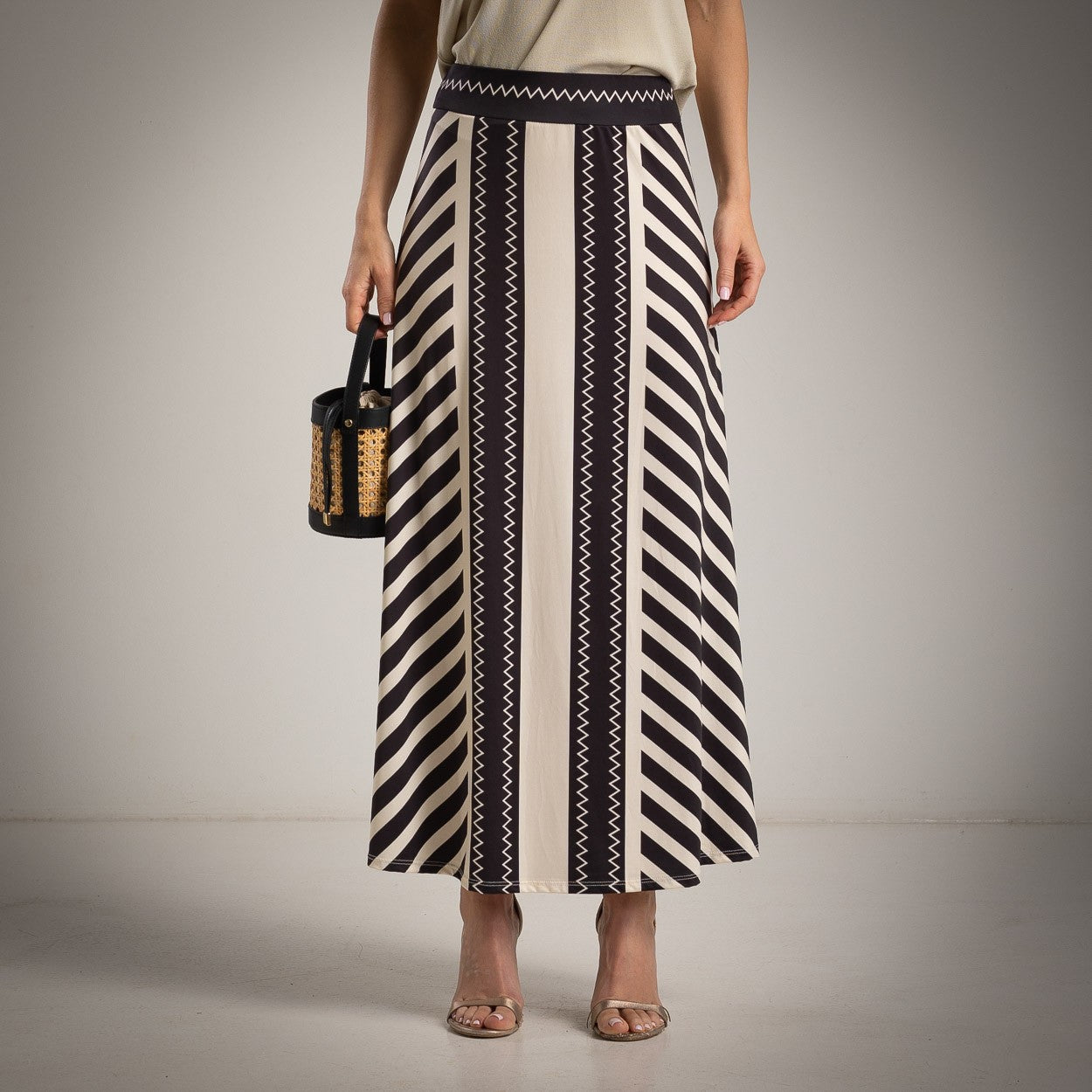 zig zag print midi skirt high waist sand black marigiou front