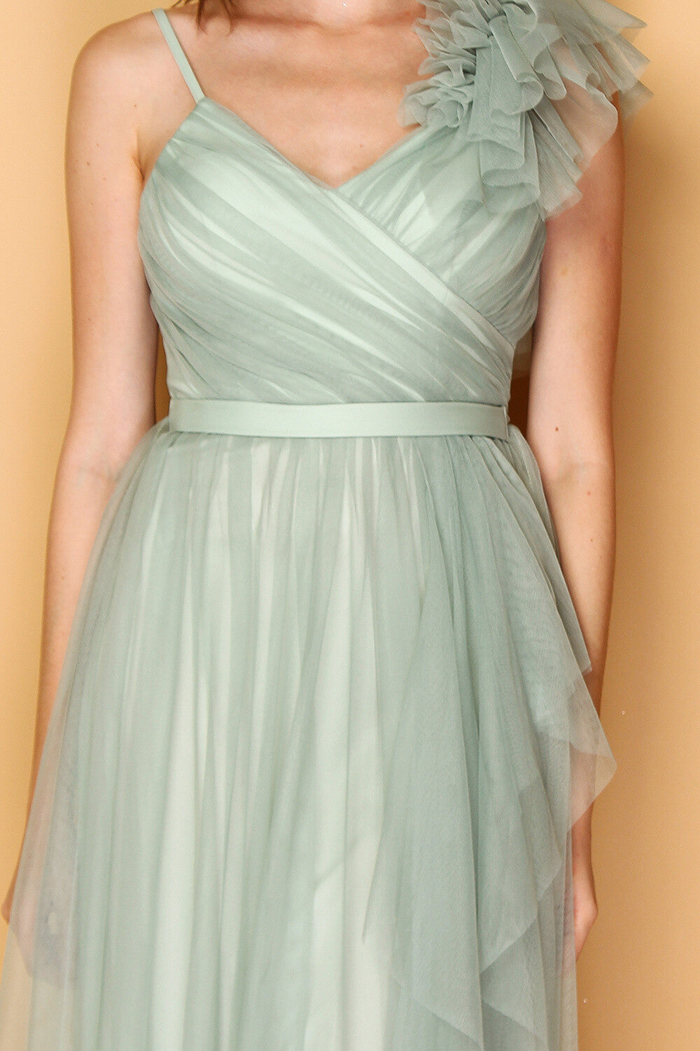 Detail of ruffle shoulder and spaghetti strap on mint dress – MARIΓIOÚ