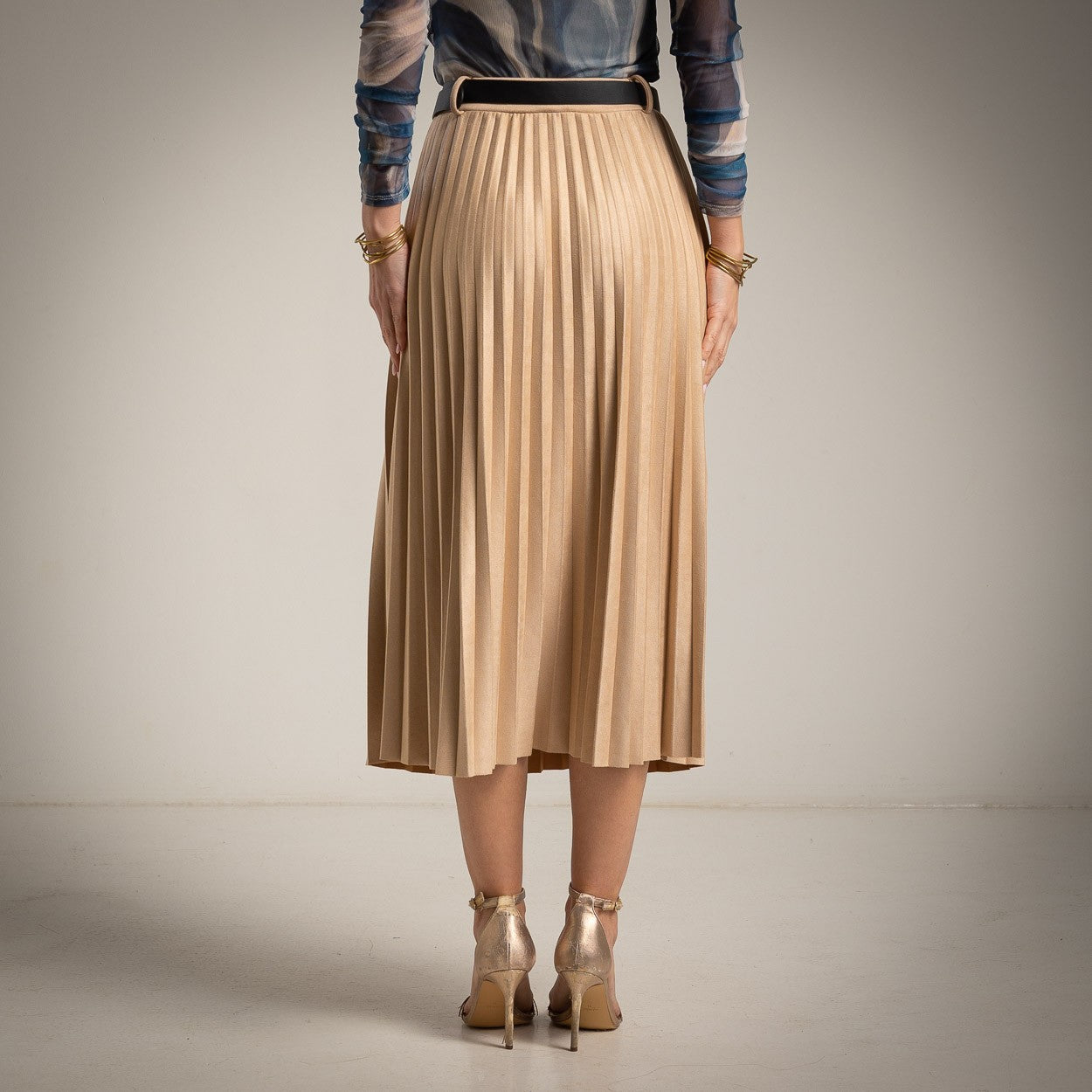 Back view of beige pleated suede midi skirt – MARIΓIOÚ