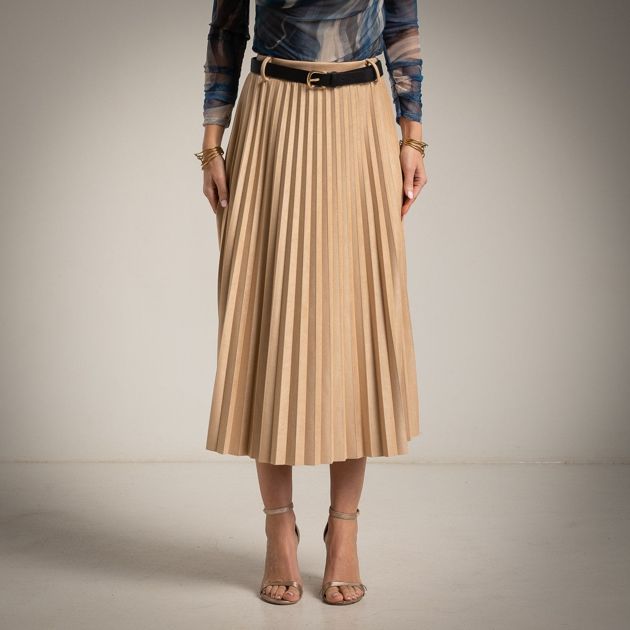 Pleated suede midi skirt in beige with belt – MARIΓIOÚ