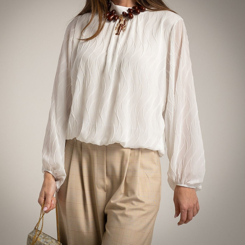 Textured wave blouse in white styled with beige trousers – MARIΓIOÚ