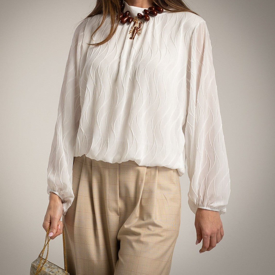 Textured wave blouse in white styled with beige trousers – MARIΓIOÚ